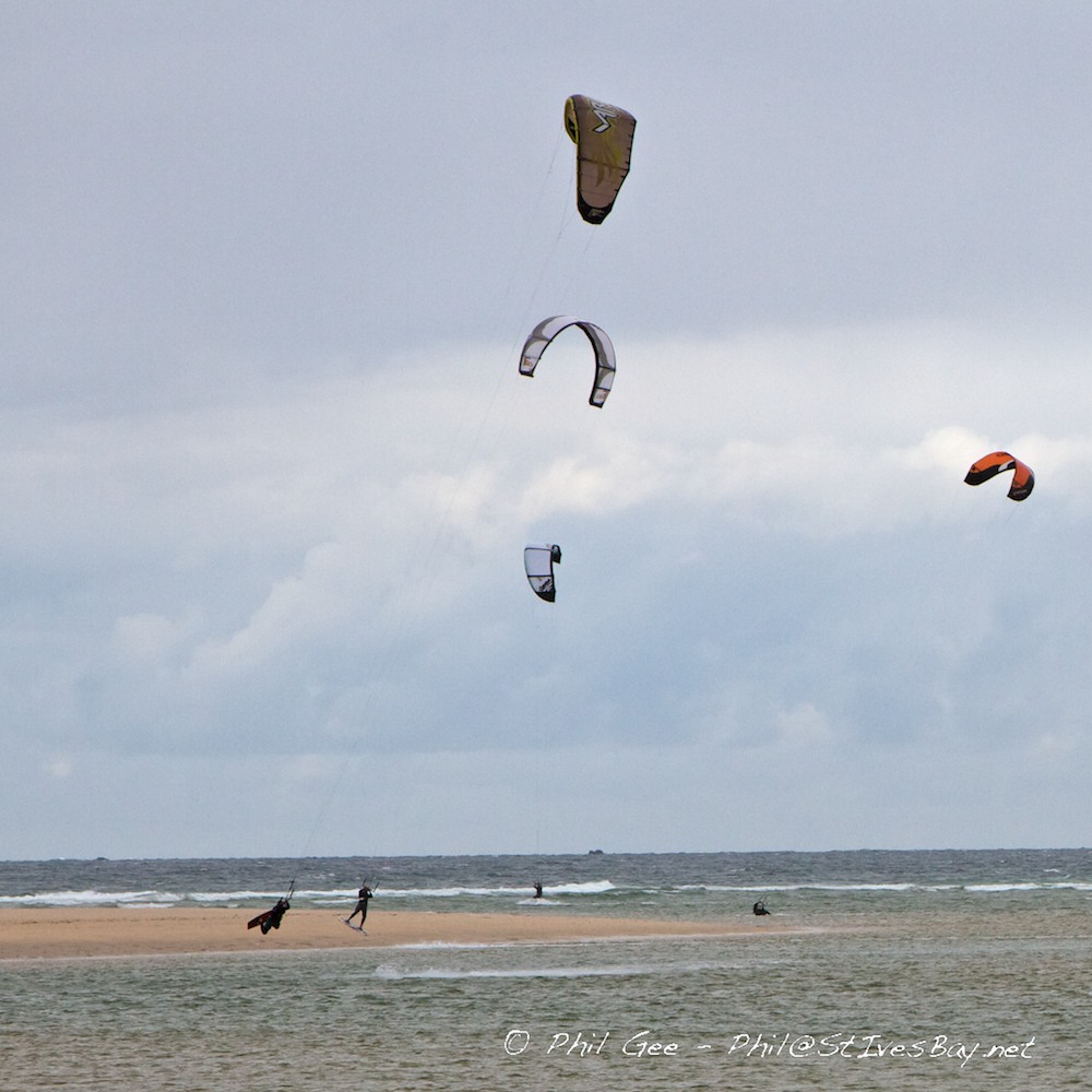 Kitesurfing Hayle estuary ©Phil Gee